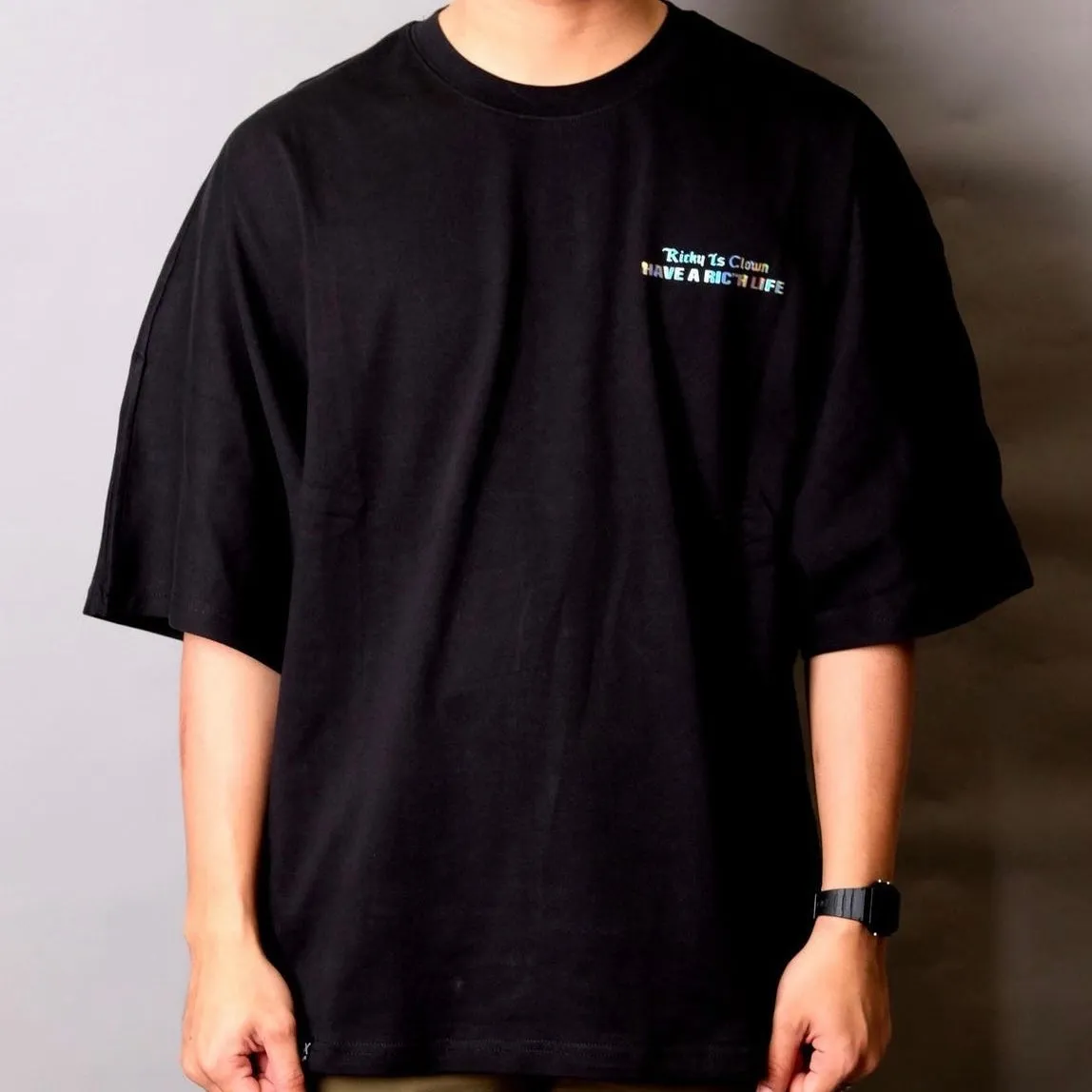 Rickyisclown [RIC] Holographic Gothic Logo Drop Shoulder Oversized Tee Black [R9210322a-PPPP]